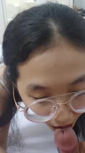 露脸眼镜母狗少妇，别人的老婆不用心疼