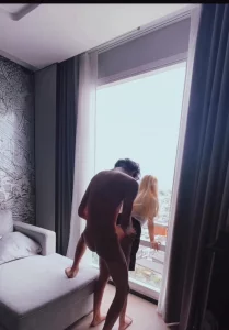 长腿颜值小太妹 趴在酒店落地窗前被无套猛操