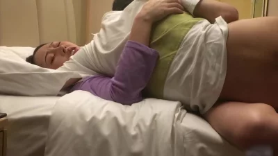 软磨硬泡强硬拿下少妇，一开始还装矜持不愿意，操进去太反差了，叫的比谁